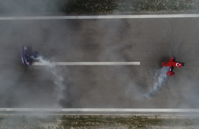 Akrobasi pilotu baba-kız uçaklarıyla gösteri yaptı